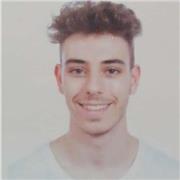 Joven estudiante de Madrid terminando la carrera de ingeniería da clases de matemáticas de E.S.O